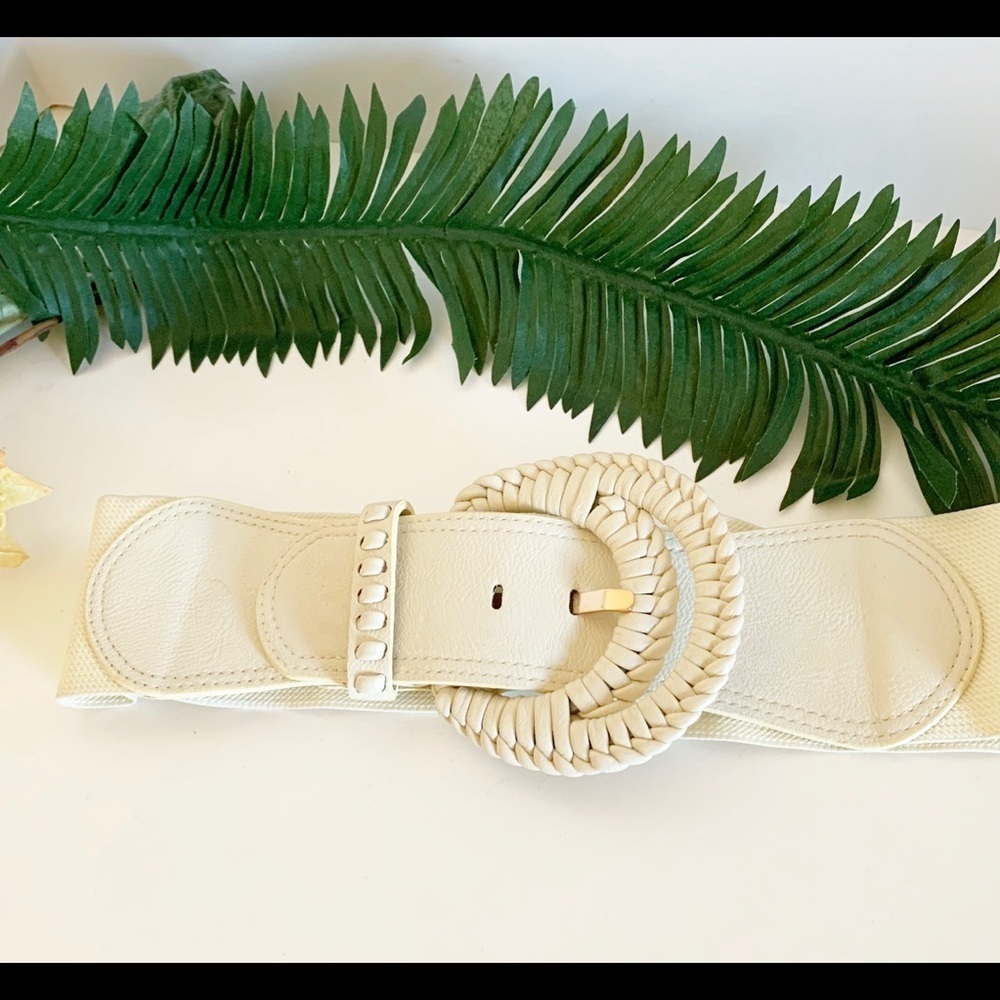 Leather Women’s Cream stretch Belt!